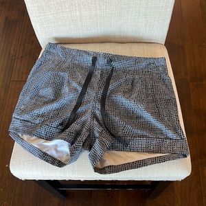 Lululemon Spring Break Away Short - Black and White